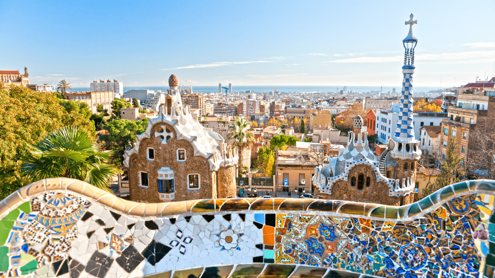 Panoráma a barcelonai Park Güell-ből, Gaudí ikonikus mozaikjaival és városképpel