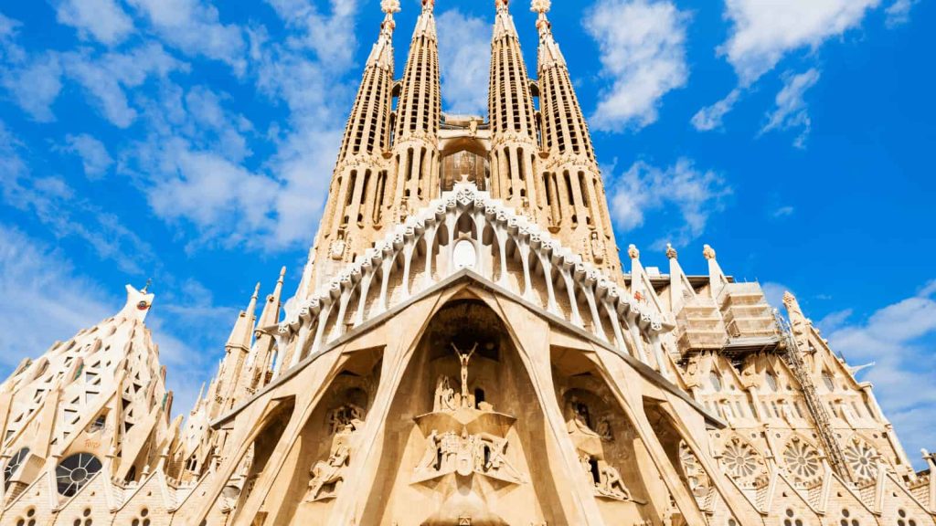 A Sagrada Família bazilika Barcelonában, kék ég háttérrel